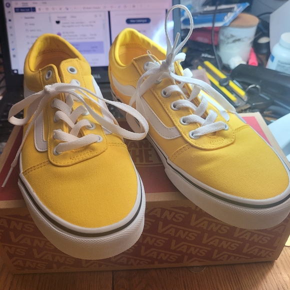 Ladies Sneakers - Picture 5 of 10